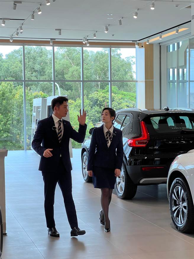 温昇豪聯手王淨一起當超級銷售員。（國際富豪汽車提供）