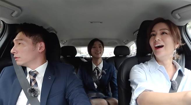 莎莎（右起）開新車載王淨和温昇豪品嘗美食。（國際富豪汽車提供）