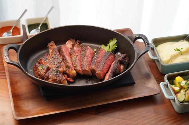 教父牛排經典招牌的美國頂級肋眼牛排，在此也吃得到。（何書青攝）