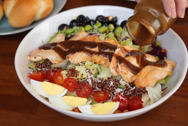 匯集雞肉、番茄、甜菜根等9種食材令人食慾大開的「豐富沙拉」。（何書青攝）