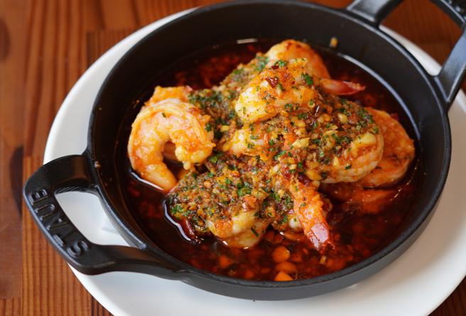 蒜辣香氣撲鼻的「西班牙蒜辣蝦」。（何書青攝）