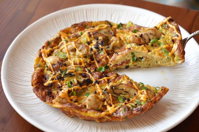 將台式蚵仔煎創意轉化為西式風格的「自家蚵仔煎蛋」。（何書青攝）