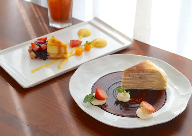 全新手工製作的甜點「莓果布蕾起司塔」（左）及「日式千層蛋糕」（右）。（何書青攝） 