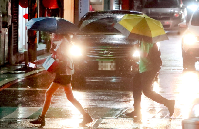 由于锋面接近，周三、周四将有较大雨势发生机率。（示意图／资料照，郑任南摄）