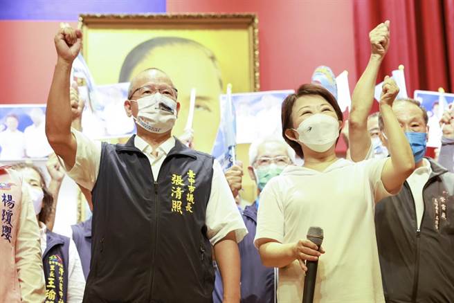 台中市长卢秀燕「乡亲来燕会」30日在清水举办，她高举议长张清照的手争取乡亲支持，要一起打赢这场选战。（卢秀燕竞选总部提供）