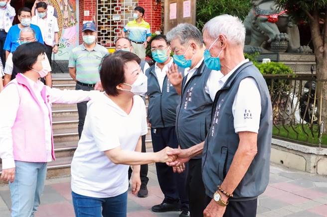 台中市长卢秀燕「乡亲来燕会」30日在清水举办，卢秀燕抵达现场与民眾握手致意。（卢秀燕竞选总部提供）