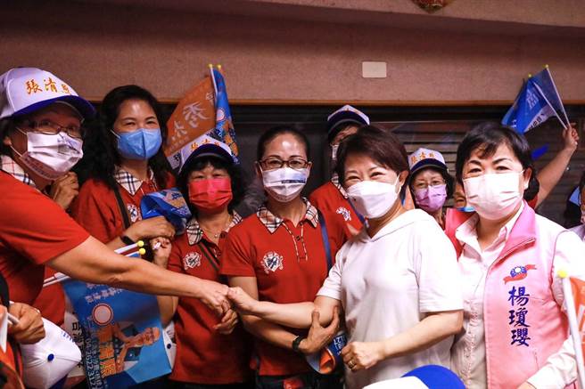 台中市长卢秀燕「乡亲来燕会」30日在清水举办，卢秀燕抵达现场与民眾握手致意。（卢秀燕竞选总部提供）