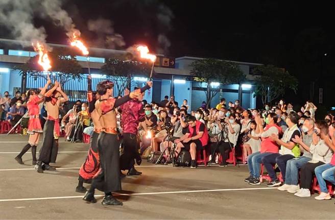 民进党籍南投县长参选人蔡培慧在松柏岭受天宫停车场，与名间乡亲一起观赏纸风车剧团及火舞等精彩表演。（蔡培慧竞选团队提供／杨静茹南投传真）