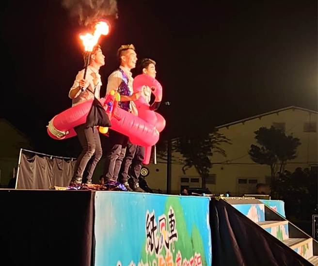 炫丽火舞、特技杂耍等精彩表演，观眾看得目不转睛。（蔡培慧竞选团队提供／杨静茹南投传真）