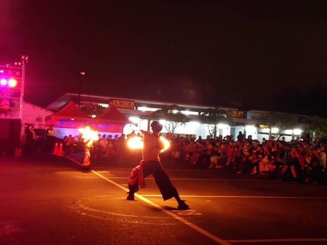 纸风车剧团让静谧茶乡，变得热闹非凡，观眾意犹未尽要蔡培慧多办几场。（蔡培慧竞选团队提供／杨静茹南投传真）