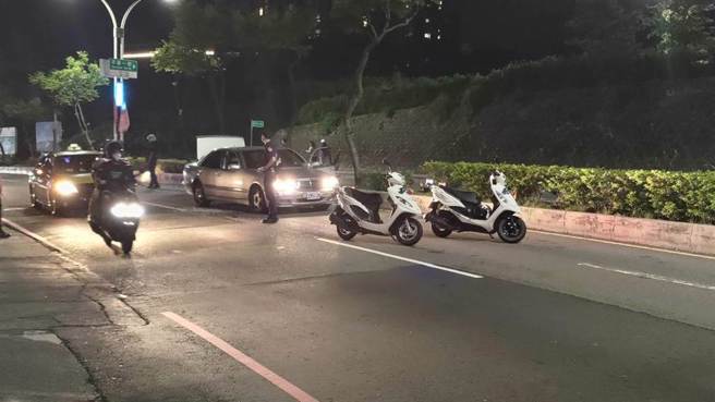 警方30日晚間在淡水區中山路129巷口發現一名眼神飄移的男子駕車停在路邊，確認是毒品列管人員後請對方下車受檢，結果男子疑似心虛竟倒車逃跑，途中不慎撞傷1名婦人，警方見狀立刻對車輪連開4槍，但男子還是成功駕車往台北方向逃跑，最終男子逃了約1.1公里後遭追捕警力包抄逮捕。(淡水警分局提供)
