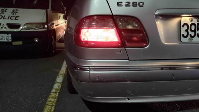 警方見陳男試圖駕車逃逸，拔槍對車後輪連開4槍。(淡水警分局提供)