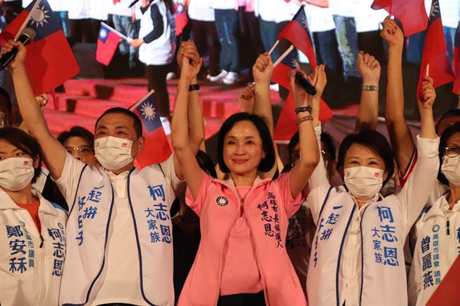 国民党高雄市长参选人柯志恩30日在梦时代旁广场举办「柯志恩大家族誓师大会」，台中市长卢秀燕、新北市长侯友宜等蓝营大咖均到场站台。（洪浩轩摄）
