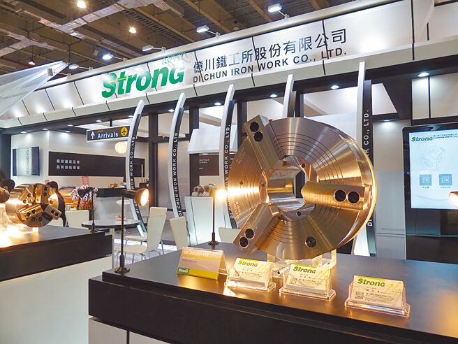 亿川展示新上市的油压夹头精品。图／庄富安