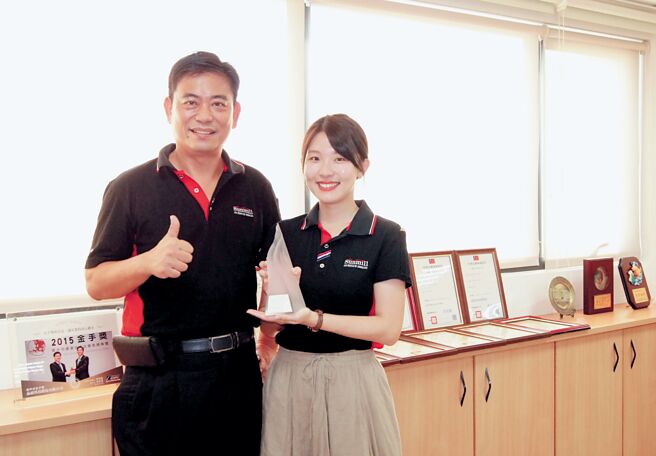 晶禧科技负责人陈锡忠（左）与总经理特助陈思妤（右），对该公司高品质产品大大称「讚」。图／许俊扬