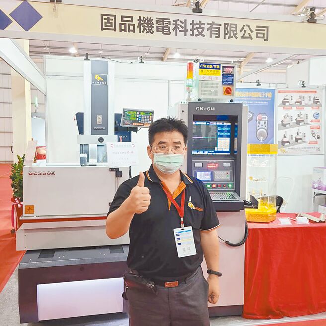 固品机电科技总经理李文湖亲自坐镇展会现场，向客户说明「五轴联动全智能中走丝线切割机」优异性能。图／王妙琴