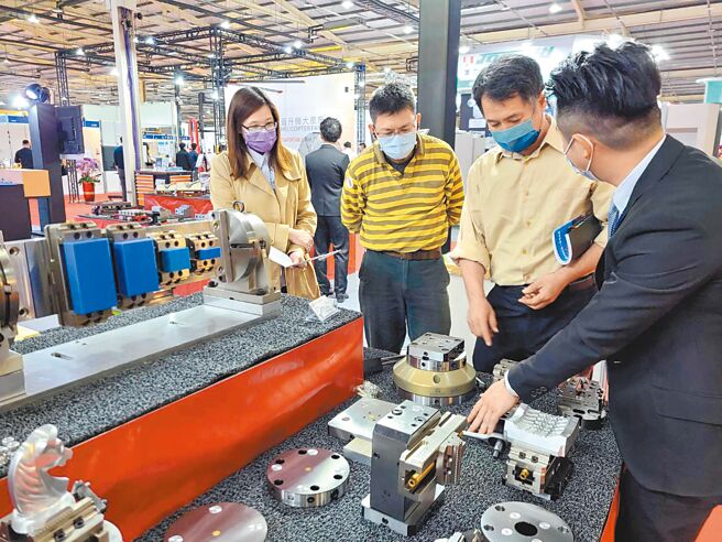 恒佶专精铣床配件、虎钳、圆或方的「零点定位系统」一应俱全，即日起至10月3日，在台中高铁旁自动化机械暨智慧制造展登场。图／王妙琴