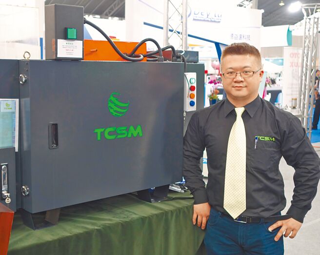 丞鑫科技副总经理黄信超和该公司油雾回收设备合影。图／黄俊荣