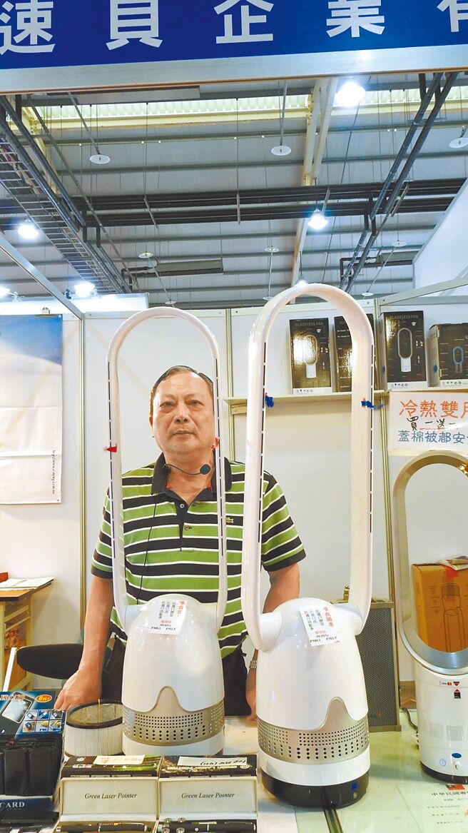 速贝董事长何仁惠及无叶风扇。图／蔡荣昌