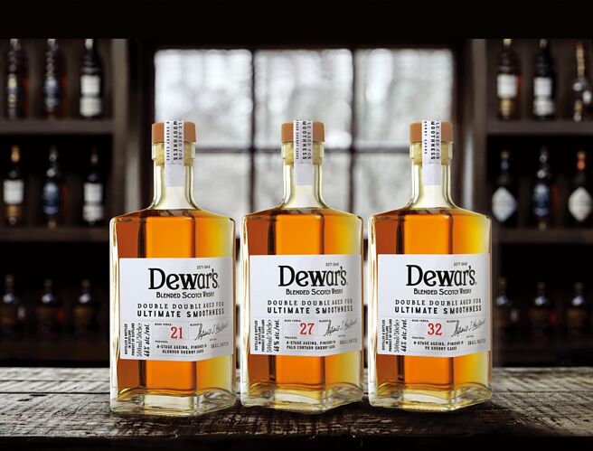 帝王威士忌于2022 Whisky Live&Bar Show展场特别推出整点限时免费品饮活动；除了「帝王醇顺系列」加勒比海／波特／水楢／龙舌兰风味桶一次品尝，更有限量款「帝王四重陈酿系列」21年／27年／32年，整点限时免费品饮共10组，酒迷门千万不能错过这个难得的机会。图／业者提供