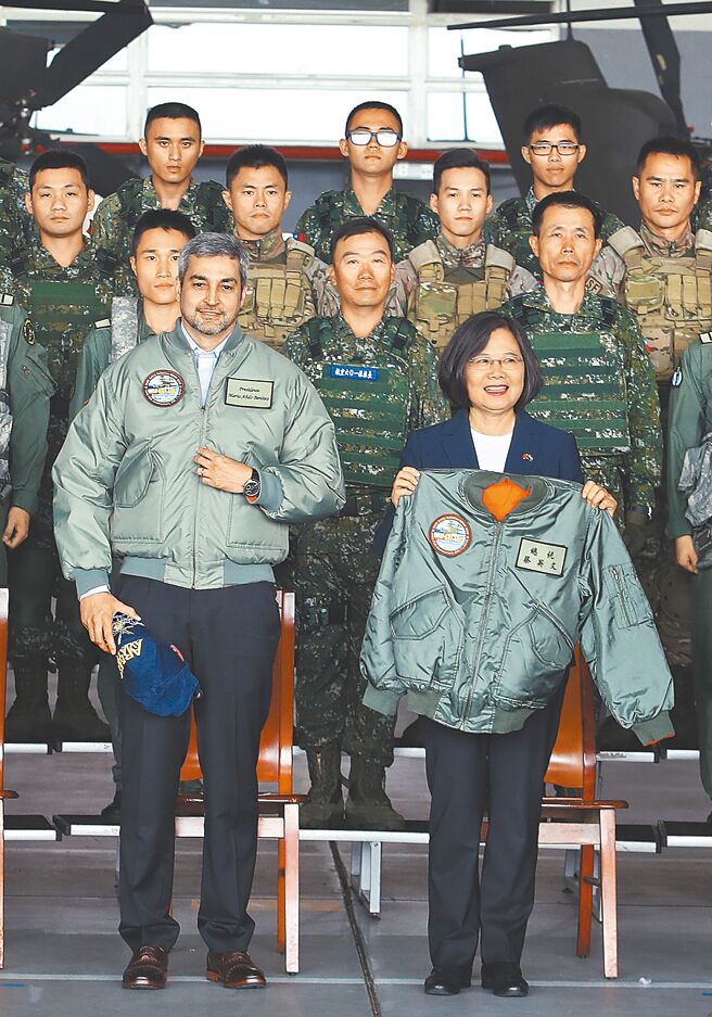 外媒报导，巴拉圭总统阿布铎呼吁台湾在当地投资10亿美元，好帮他抵抗「庞大」压力，避免在外交上转向北京；图为阿布铎2018年来台访问时，穿上六军团赠送的飞行夹克（前左）与蔡英文总统（前右）合影。（本报资料照片）