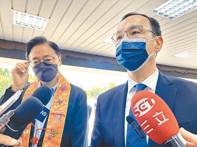 国民党主席朱立伦29日再批镜电视争议是「国家级的丑闻」，直指蔡英文总统是背后最重要的撑腰者。（蔡依珍摄）