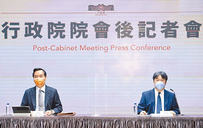 行政院发言人罗秉成（左）29日在院会后记者会上强调，将在10月13日起再扩大国境开放，实施「0+7」。图右为卫福部次长王必胜。（刘宗龙摄）