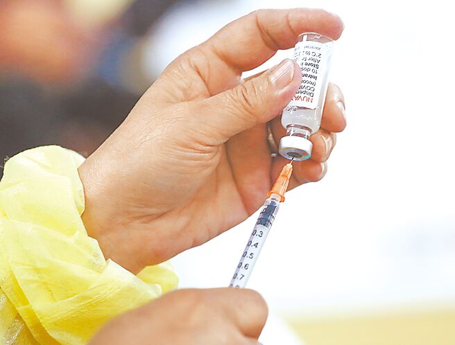 新冠肺炎疫情未歇，明年續編190億元疫苗採購預算。圖為醫護人員分裝Novavax COVID-19 疫苗。（本報資料照片）