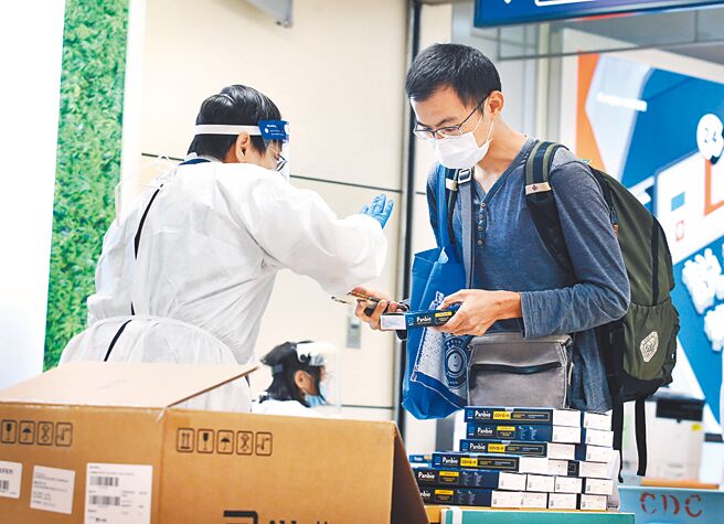 桃园机场入境管制区内，旅客下机后领取4剂快筛试剂。（范扬光摄）