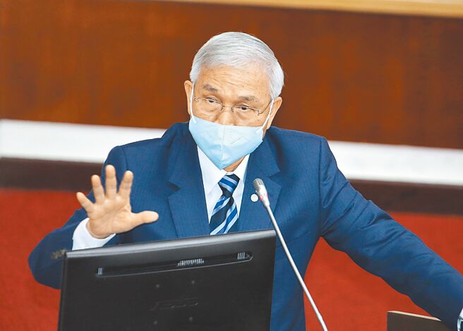 央行总裁杨金龙29日出席立法院财政委员会，表示央行有足够能力可以因应外匯市场的波动，不会採行外匯管制措施。（姚志平摄）