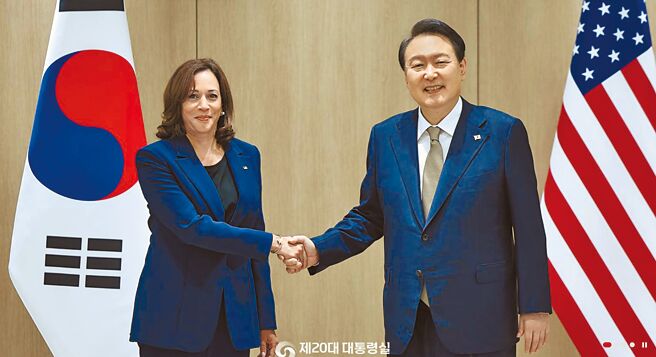 美國副總統賀錦麗（左）和韓國總統尹錫悅會談，這也是自美國總統拜登今年5月正式訪韓後，時隔4個多月再有美國高層人士訪韓。（摘自韓國總統府官網）