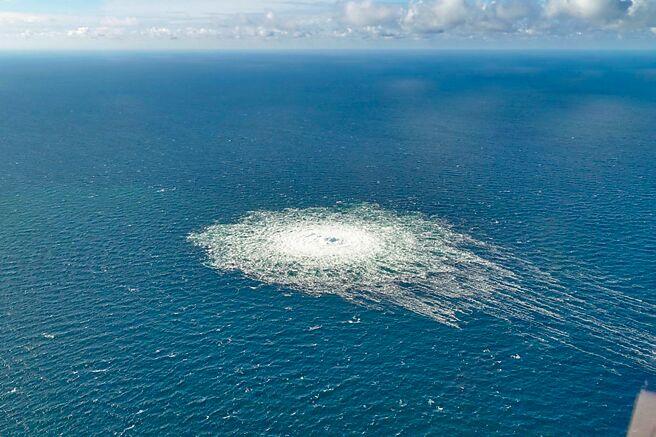 这张丹麦国防部9月27日发布的航拍照片，显示的是一处北溪天然气管道泄漏点。（新华社）
