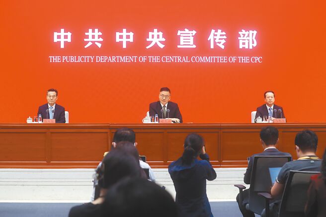 中共中央宣传部29日在北京举行「中国这十年」系列主题新闻发布会，中共中央对外联络部副部长郭业洲、大陆外交部副部长马朝旭介绍外交工作相关情况，并回答记者问题。（中新社）