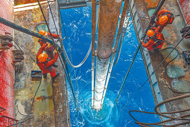 中国南海研究院创始院长吴士存呼吁，北京可藉由中国与菲律宾油气合作带动中菲的海上合作，降温南海地缘竞争。图为南海北部海域的钻井平台作业。（新华社）