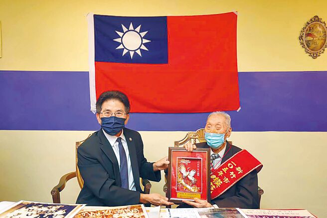 新竹市代理市長陳章賢（左）日前到百歲人瑞陳式琛（右）家中獻上祝福。（新竹市政府提供／王惠慧新竹傳真）