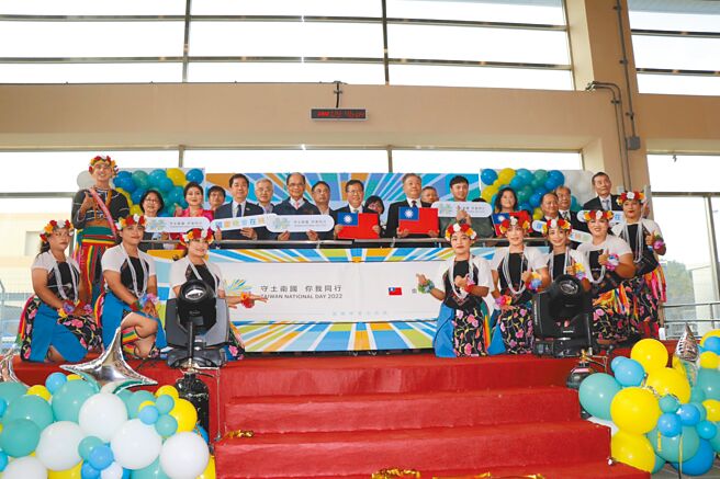 今年国庆晚会将于10月9日在桃园市阳光剧场举办，庆筹会与桃市府29日公布晚会精彩节目，更宣布桃园市民持市民卡参加可抽日本机票、电动机车等好礼。（蔡明亘摄）