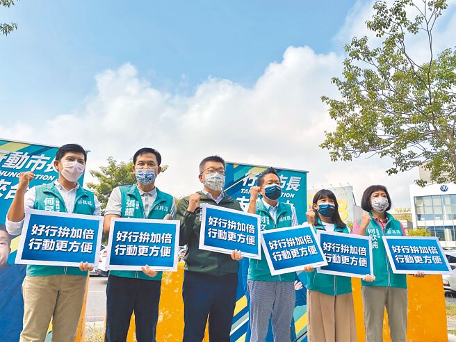台中市长参选人蔡其昌（左三）29日举办「台中好行」行动市长政见记者会。（张亦惠摄）