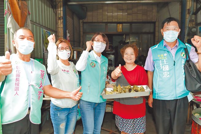 民进党县长参选人黄秀芳昨上午到伸港乡扫街拜票，由于出身海线，市场内到处都遇到亲友，宛如认亲大会，加油打气声不断。（黄秀芳竞选总部提供／吴敏菁彰化传真）
