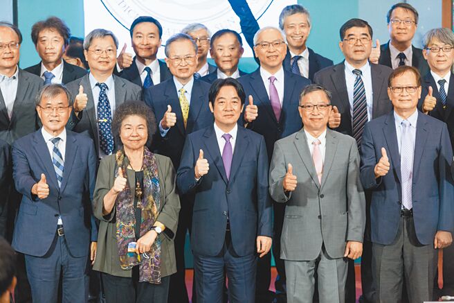 国立中山大学医学院结盟高雄荣总、高雄长庚、台南奇美及高雄医学院4家医学中心作为教学医院，29日揭牌，副总统赖清德（前排中）、监察院长陈菊（前排左二）等人出席祝贺。（袁庭尧摄）