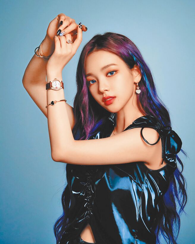 Karina完美展演萧邦Happy Hearts珠宝充满自由、欢乐与优雅的风格。（CHOPARD提供）