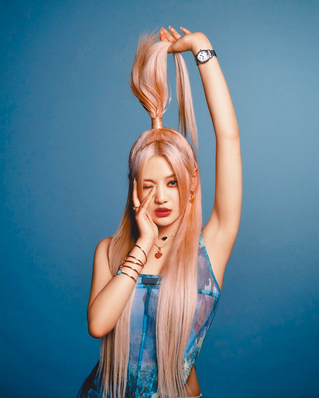 Nigning以俏皮模样诠释萧邦Happy Hearts珠宝快乐欢愉的一面。（ CHOPARD提供）