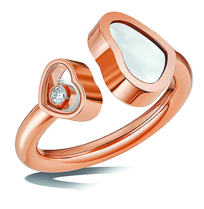 萧邦Happy Hearts珍珠母贝戒指，6万1000元。（CHOPARD提供）