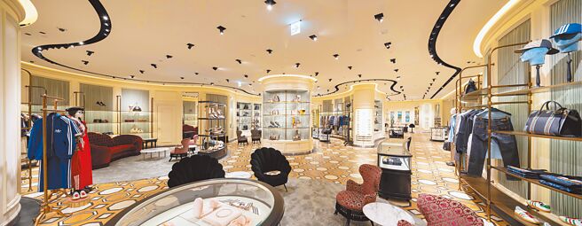 Gucci高雄漢神巨蛋店面積逾百坪，是全台也是全亞洲唯一全店以3色原木、黑、白3色設計的木地板。（Gucci提供）