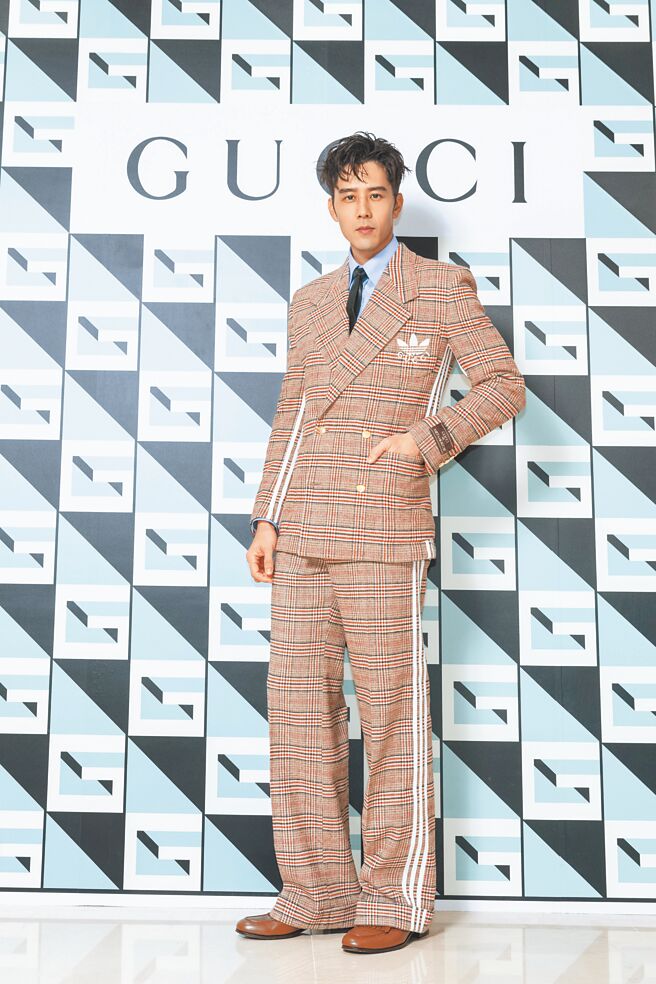 胡宇威演繹復古、休閒兼具的時尚風格，adidas×Gucci格紋西裝外套10萬2800元、格紋西裝褲6萬4200元、藍色襯衫2萬2700元、棕色皮鞋3萬2500元、黑色皮革領結1萬4000元。（Gucci提供）
