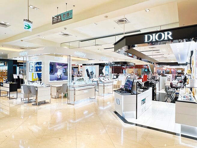 比漾广场化妆品预购会今（30日）起跑，凭比漾卡化妆品单柜满3000元赠400元赠品券。（比漾广场提供）