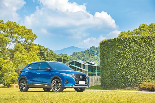 KICKS导入NISSAN全新厂徽、Double V-motion大型钢烤水箱护罩及LED矩阵式头灯，试驾车为旗舰版并配以「黑顶狂蓝」新车色。（陈大任摄）