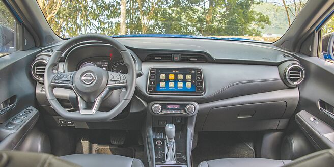 仪表控台营造豪华感，中央配置X-medua III影音主机，支援Apple CarPlay与Android Auto。（陈大任摄）