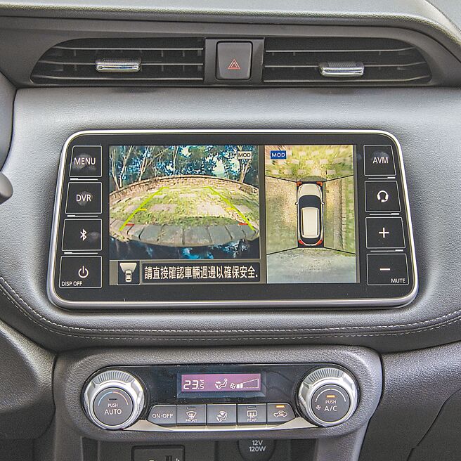 AVM 360度环景影像监控系统。（陈大任摄）