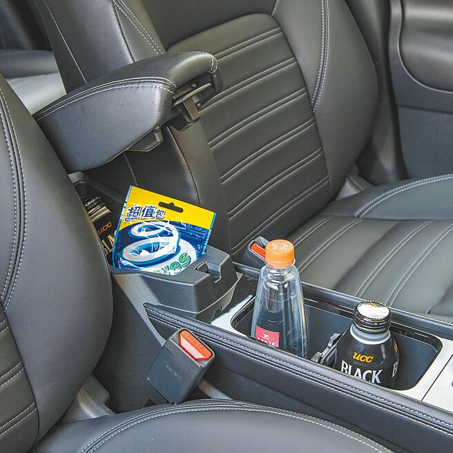 中央鞍座置物空间可弹性运用。（陈大任摄）