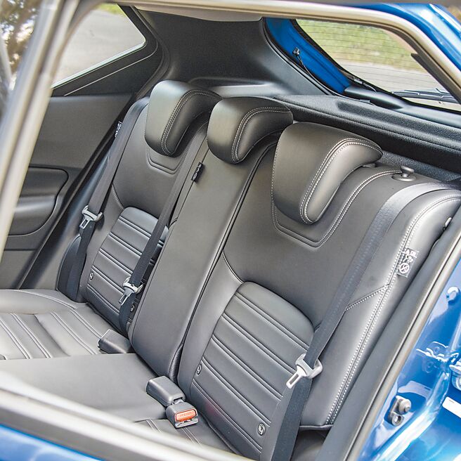 皮质座椅配白色缝线提升质感。（陈大任摄）